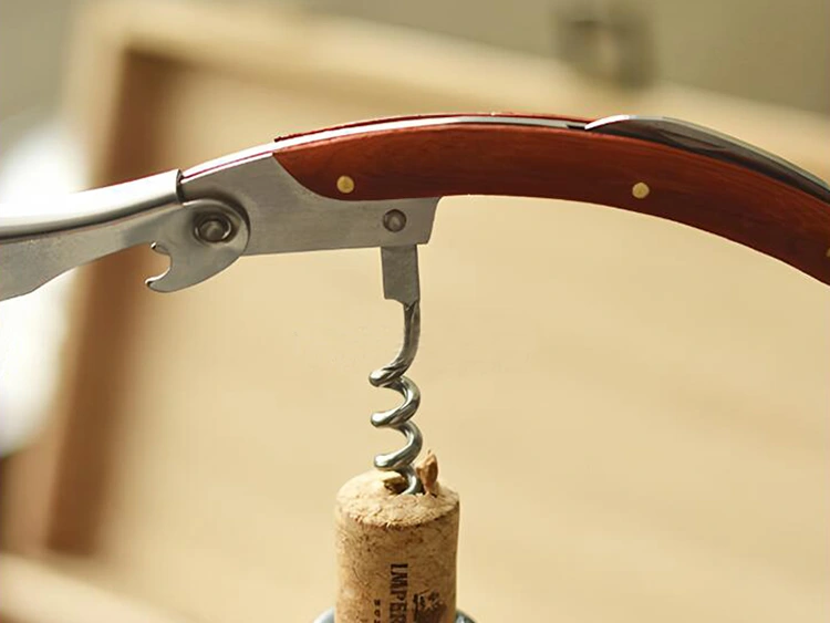 Método de uso del abridor de botellas de cuchillo de vino
